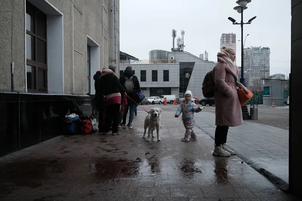 ウクライナ キエフ 2022年2月28日 キエフの鉄道駅近くの難民 — ストック写真