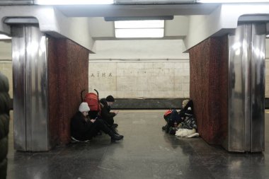Kyiv, Ukrayna: 24 Şubat 2022: Metro istasyonu, bir roket ve bomba saldırısı sırasında binlerce insana barınak görevi görüyor  