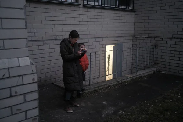 Kyiv Ukraine February 2022 People Street Stand Next Bomb Shelter — Stok Foto