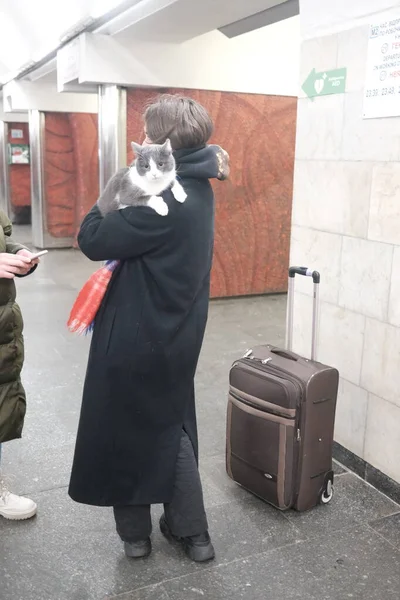 Kyiv Ukraine February 2022 Woman Cat Hiding Subway — стокове фото