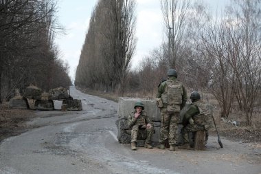 Lukashi, Ukrayna: 24 Mart 2022: Ukrayna 'nın Ukrayna askerleri kendi kendilerine kontrol noktası oluşturdular
