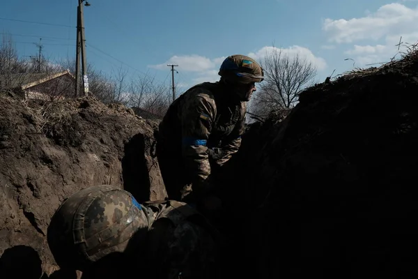Lukaschi Ukraine März 2022 Territoriale Verteidigungskämpfer Schützengraben — Stockfoto
