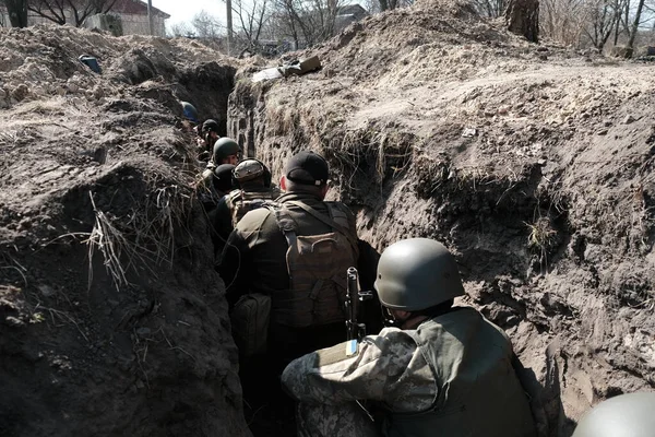 Lukaschi Ukraine März 2022 Ukrainische Soldaten Schützengraben — kostenloses Stockfoto