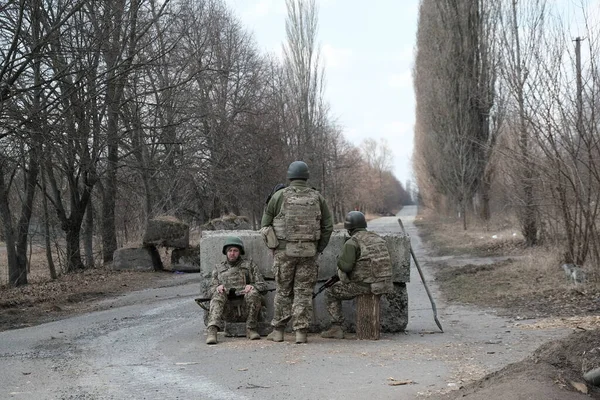 Loekasji Oekraïne Maart 2022 Oekraïense Soldaten Buurt Van Zelfgemaakte Controlepost — Stockfoto