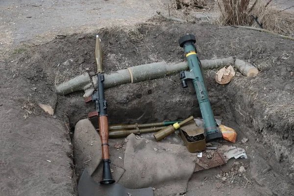 ルカシ ウクライナ 3月2022 ウクライナの武装勢力の手榴弾ランチャーと地雷投げ — ストック写真