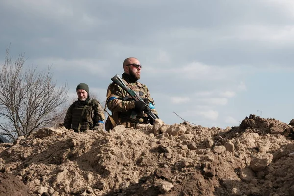 Lukashi, Ukrayna: 24 Mart 2022: Ukrayna toprak savunma savaşçıları