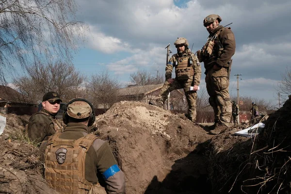 Lukashi, Ukrayna: 24 Mart 2022: Ukrayna toprak savunma savaşçıları