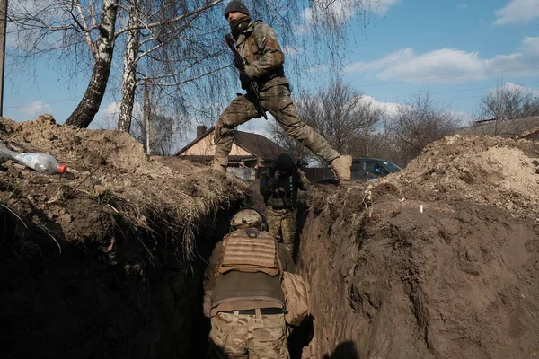 Lukashi Ukraine March 2022 Territorial Defense Fighters Trench — kuvapankkivalokuva