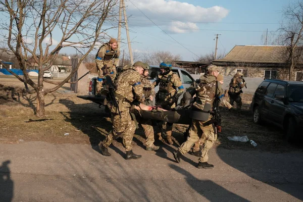 Lukashi, Ukrayna: 24 Mart 2022: Ukrayna 'nın Ukrayna köyünde Ukrayna savunma savaşçıları