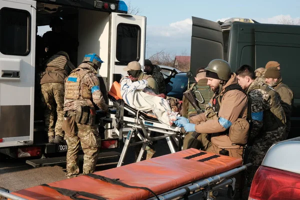 Lukashi, Ukrayna: 24 Mart 2022: Ukrayna 'nın Ukrayna köyünde Ukrayna savunma savaşçıları