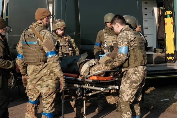 Lukashi, Ukrayna: 24 Mart 2022: Ukrayna 'nın Ukrayna köyünde Ukrayna savunma savaşçıları