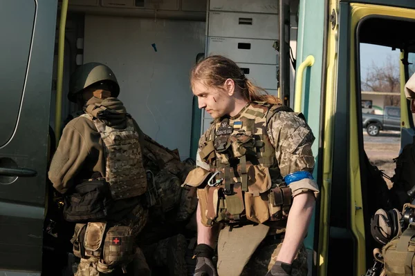 Lukashi, Ukrayna: 24 Mart 2022: Ukrayna 'nın Ukrayna köyünde Ukrayna savunma savaşçıları