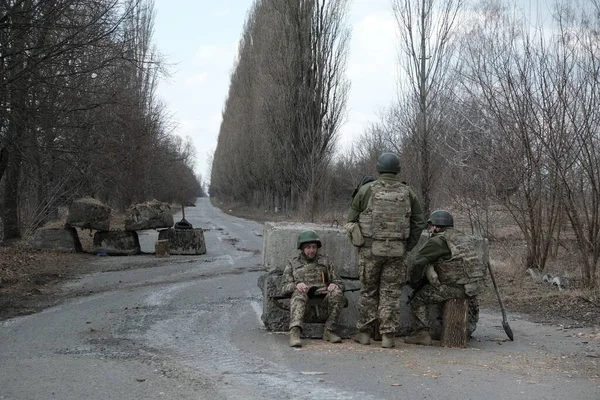 Lukashi Ουκρανία Μαρτίου 2022 Ουκρανοί Στρατιώτες Κοντά Αυτοδημιούργητο Σημείο Ελέγχου Royalty Free Εικόνες Αρχείου