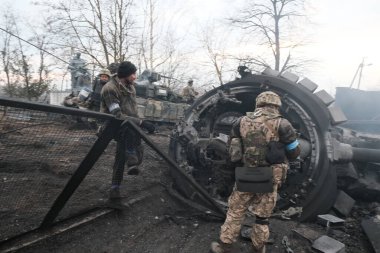 Lukyanivka, Ukrayna: 25 Mart 2022: Rus askeri aracı yok edildi