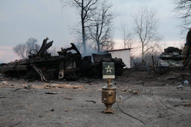Lukyanivka, Ukrayna: 25 Mart 2022: Ukrayna 'nın Ukrayna köyündeki sokaklarda Rus ordusunun yiyeceği