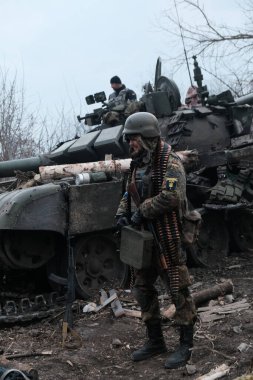 Lukyanivka, Ukrayna: 25 Mart 2022: Tank yakınlarındaki Ukrayna toprak savunma savaşçıları