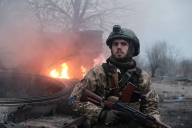 Lukyanivka, Ukrayna: 25 Mart 2022: Ukrayna toprak savunma savaşçısı