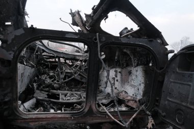 Lukyanivka, Ukrayna: 25 Mart 2022: Rus askeri aracı yok edildi