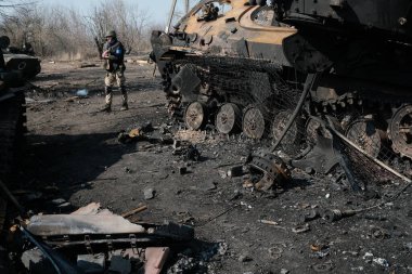 Lukyanivka, Ukrayna: 25 Mart 2022: Rus askeri aracı yok edildi