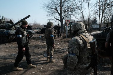 Lukyanivka, Ukrayna: 25 Mart 2022: Ukrayna toprak savunma savaşçıları