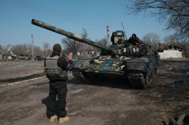 Lukyanivka, Ukrayna: 25 Mart 2022: Ukrayna tankı ve askerleri