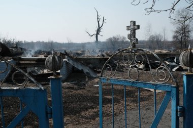 Lukyanivka, Ukrayna: 25 Mart 2022: XIX yüzyılının Rus ordusu ahşap kilisesi tarafından tahrip edildi 