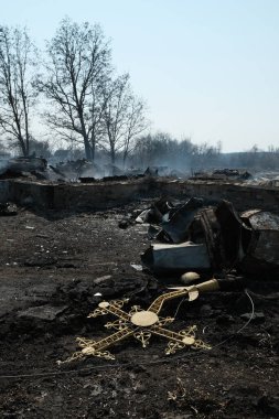Lukyanivka, Ukrayna: 25 Mart 2022: XIX yüzyılının Rus ordusu ahşap kilisesi tarafından tahrip edildi 