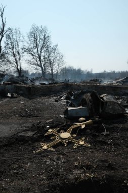 Lukyanivka, Ukrayna: 25 Mart 2022: XIX yüzyılının Rus ordusu ahşap kilisesi tarafından tahrip edildi 