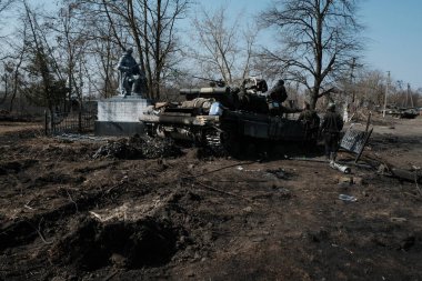 Lukyanivka, Ukrayna: 25 Mart 2022: Rus askeri aracı yok edildi
