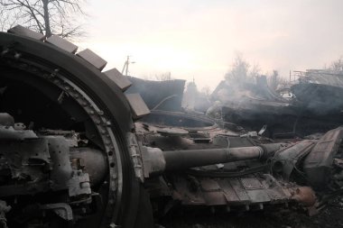 Lukyanivka, Ukrayna: 25 Mart 2022: Rus askeri aracı yok edildi