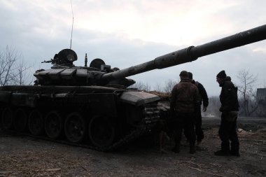 Lukyanivka, Ukrayna: 25 Mart 2022: Rus askeri aracı yok edildi