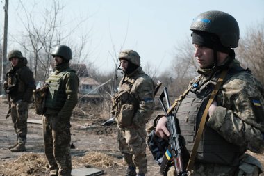Lukyanivka, Ukrayna: 25 Mart 2022: Ukrayna toprak savunma savaşçıları