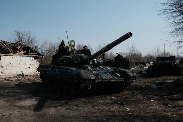 Lukyanivka, Ukrayna: 25 Mart 2022: Ukrayna toprak savunma savaşçıları