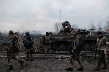 Lukyanivka, Ukrayna: 25 Mart 2022: Tank yakınlarındaki Ukrayna toprak savunma savaşçıları
