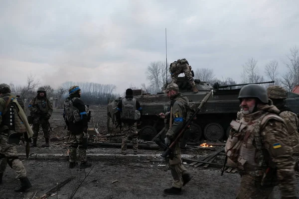 Lukjaniwka Ukraina Marca 2022 Ukraińscy Bojownicy Obrony Terytorialnej Pobliżu Czołgu — Zdjęcie stockowe
