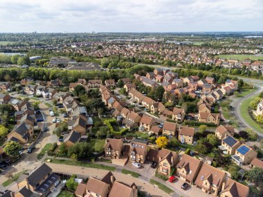 Kentsel konut gelişimine tepeden bakan hava görüntüleri. Milton Keynes 'de çoğunlukla bungalovların konutları. Konut piyasası, ekonomik emlak fiyatları ve emlak imajı.
