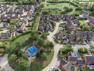 Kentsel konut gelişimine tepeden bakan hava görüntüleri. Milton Keynes 'de çoğunlukla bungalovların konutları. Konut piyasası, ekonomik emlak fiyatları ve emlak imajı.