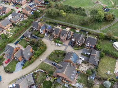 Kentsel konut gelişimine tepeden bakan hava görüntüleri. Milton Keynes 'de çoğunlukla bungalovların konutları. Konut piyasası, ekonomik emlak fiyatları ve emlak imajı.