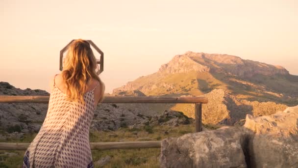 Girl απόψεις οροσειρά μέσα από το εμπορικό binocular — Αρχείο Βίντεο