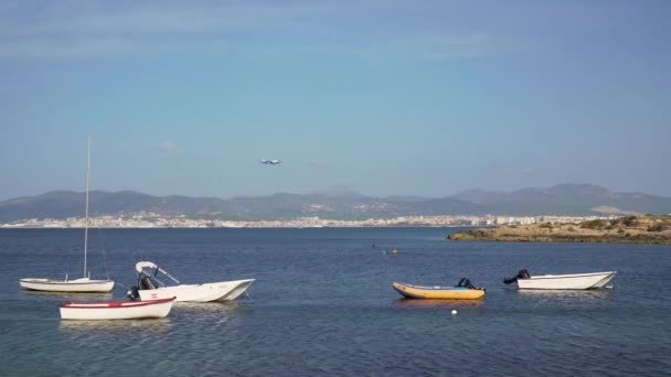 Bateaux de vitesse dans l'océan, un avion passe — Video