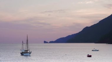 Vahşi körfezde gün batımında eski yelkenli