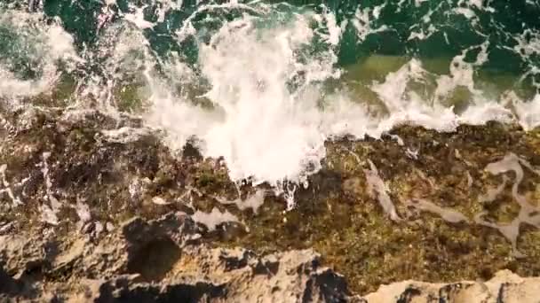 Vzdušné létání nad vlnami narážející na mořské pobřeží — Stock video