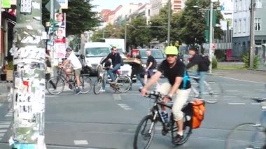 Berlin, Almanya - 21 06 2020: Bisikletler sürmeye ve kesişmeye başladı