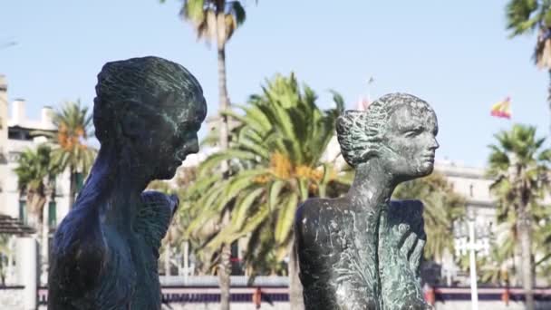 Güneşin altındaki heykeller ve Barselona 'daki gölgeler — Stok video