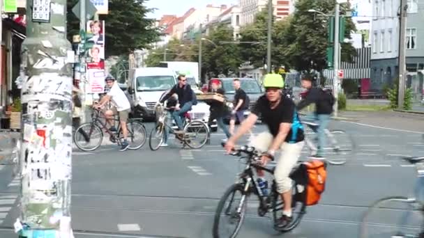 Berlim, Alemanha - 21 06 2020: Bicicletas começam a andar e cruzam a intersecção em — Vídeo de Stock