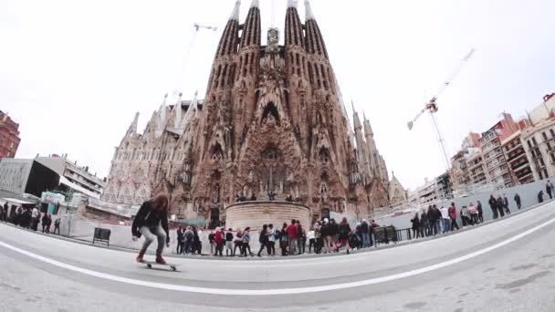 Skateboarder 360 flip in front of a cathedral — Vídeo de stock