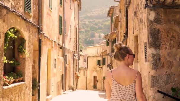 Frau im Kleid spaziert durch die Touristenstadt — Stockvideo