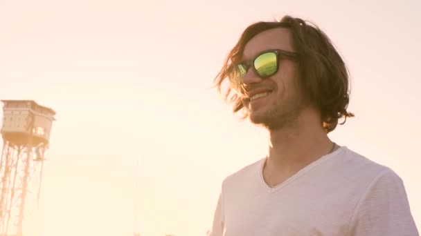 Happy man smiling in the sunlight around sea birds — 비디오