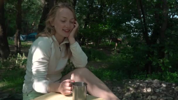 Красивая Бледная Девушка Выбирает Алюминиевую Кружку Чаем Водой Кофе Стола — стоковое видео