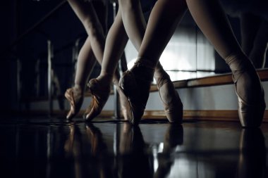 Sınıftaki bale dansçıları hafif kadın siyah dans ediyor.